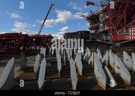 Costruzione e la costruzione della testa del pozzo dell'oil rig platform per Lukoil Filanovsky campo progetto di sviluppo nel Mar Caspio in Russia. Foto Stock