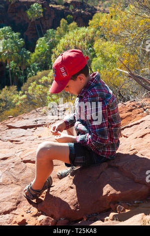 8 anno vecchio ragazzo a Palm Valley, NT, Australia Foto Stock