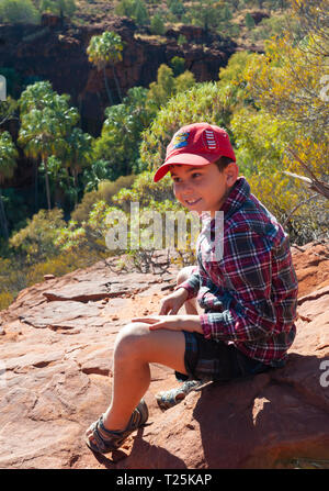 8 anno vecchio ragazzo a Palm Valley, NT, Australia Foto Stock