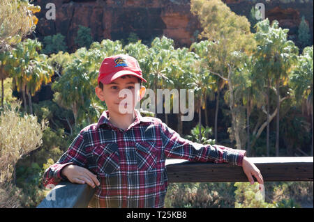 8 anno vecchio ragazzo a Palm Valley, NT, Australia Foto Stock