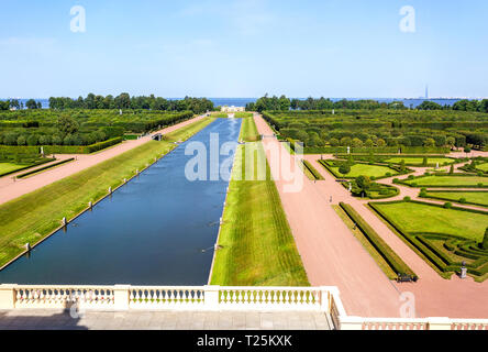 Saint Petersburg, Russia - Agosto 9, 2018: vista sul golfo di Finlandia e il parco del complesso di stato 'Palazzo dei Congressi". Territorio del Konstantino Foto Stock