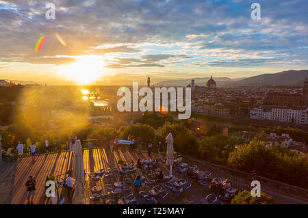 Palazzo Vecchino e il Duomo di Firenze, formalmente nominati Cattedrale di Santa Maria del Fiore, in Piazza del Duomo, visto dal Piazzale Michela Foto Stock