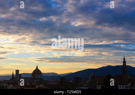 Palazzo Vecchino e il Duomo di Firenze, formalmente nominati Cattedrale di Santa Maria del Fiore, in Piazza del Duomo, visto dal Piazzale Michela Foto Stock