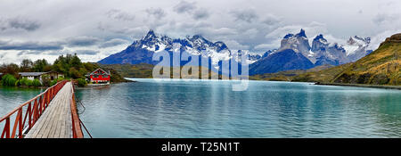 Il ponticello del Lago Pehoe - Torres del Paine N.P. (Patagonia, Cile) Foto Stock