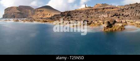 Litorale vicino al vecchio faro di Ponta dos Capelinhos (l'isola di Faial, Azzorre) - Esposizione lunga Foto Stock