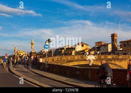 Il fiume Arno nella regione Toscana di Italia, che fluisce attraverso il cuore di Firenze, Italia. Foto Stock