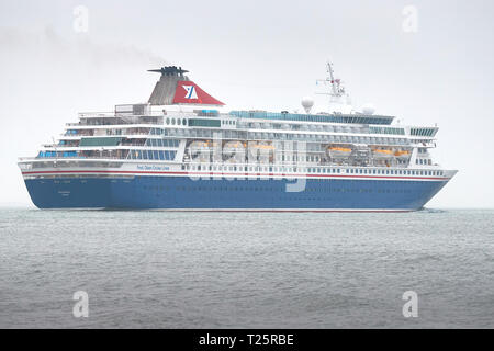 Il Fred Olsen CRUISE LINES, la nave di crociera, BALMORAL, in corso, con partenza dal Porto di Southampton, Regno Unito. Il 22 marzo 2019. Foto Stock