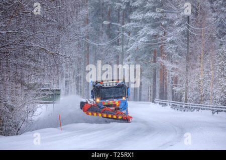 Spartineve la rimozione di neve da una coperta di neve strada ghiacciata Foto Stock