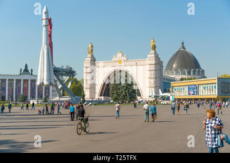 Russia, Mosca - 15 Settembre 2018: il Padiglione spazio sulla mostra di conquiste dell economia nazionale (VDNH) a Mosca su un cielo blu sfondo in sunn Foto Stock