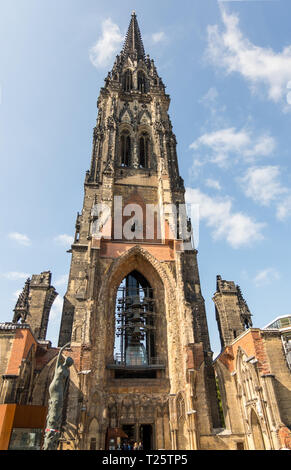 Amburgo, Germania - 04 Settembre 2018: la famosa chiesa di St Nicholas e Memoriale della città di Amburgo. Germania Foto Stock