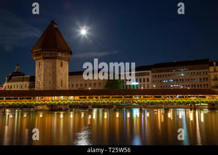 Bellissima medievale ponte di legno che attraversa il lago di Lucerna, è il più antico ponte medievale in Europa Foto Stock