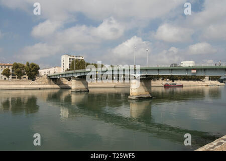 Il Pont de Trinquetaille è strategicamente importante strada ponte che attraversa il fiume Rodano ad Arles nel sud della Francia Foto Stock