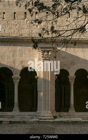 I chiostri medievali di CLOITRE SAINT-trophime sono un paradiso di tranquillità nel centro di Arles nel sud della Francia Foto Stock