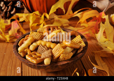 Una ciotola di legno della parte snack alimentare su una tabella per le vacanze Foto Stock