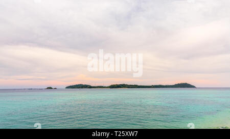 Bellissima natura del Mare delle Andamane circonda Ko Lipe isola sotto il cielo durante il tramonto in estate a Tarutao National Park, il famoso attr Foto Stock