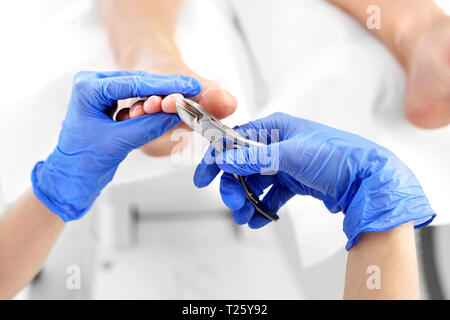 Pedicure, il taglio di cuticole ed unghie di taglio all'estetista. Foto Stock