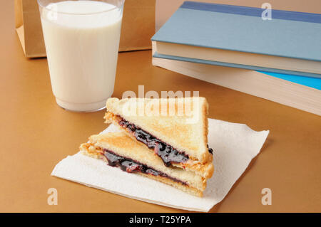 Burro di arachidi e jelly sandwich con i libri di scuola Foto Stock