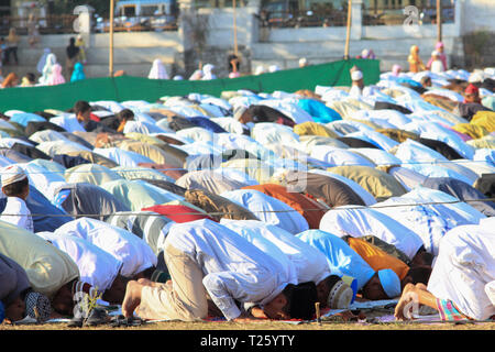 MAUMERE,Flores/INDONESIA-Agosto 31 2011: Maumere musulmana del pregare insieme sulla Eid Mubarak. Persone in Maumere, Flores molto gentili e cura circa la diversità. Foto Stock