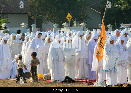 MAUMERE,Flores/INDONESIA-Agosto 31 2011: Maumere musulmana del pregare insieme sulla Eid Mubarak. Persone in Maumere, Flores molto gentili e cura circa la diversità. Foto Stock