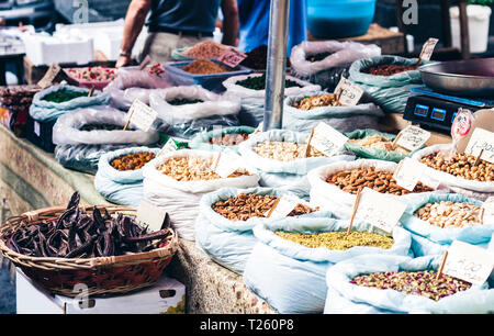 Le spezie e i dadi nel mercato della frutta, Catania, Sicilia, Italia Foto Stock