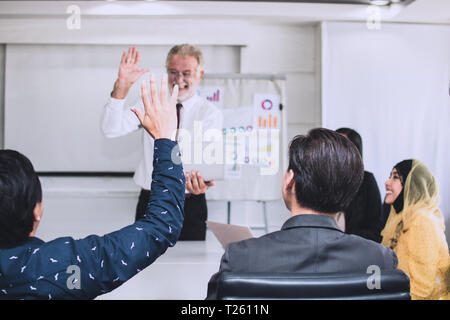 Felice e gioiosa riunione aziendale con intrattenere con il lavoro di squadra Foto Stock