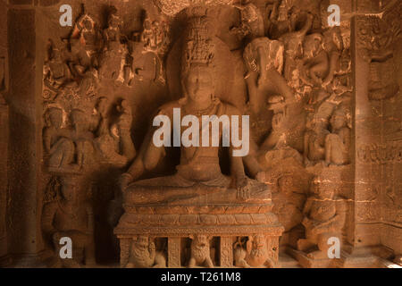 Statua del Signore Shiva, il Dio onnipotente al tempio Kailasa, Grotte di Ellora Foto Stock