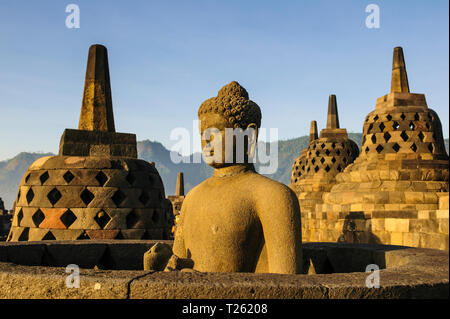 Indonesia, Java, Tempio di Borobudur complessa, il Buddha seduto in uno stupa Foto Stock