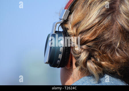 Un primo piano immagine della testa wireless telefoni in uso Foto Stock