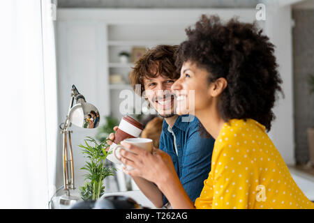 I colleghi avente una pausa caffè in ufficio Foto Stock