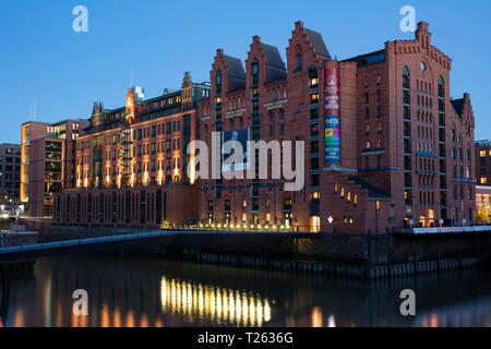 Germania, Amburgo, Speicherstadt, International Maritime Museum al crepuscolo Foto Stock