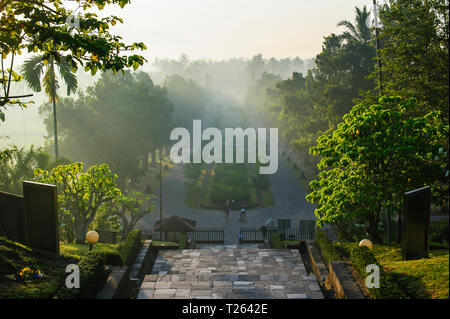 Indonesia, Java, la mattina presto vista dal tempio di Borobudur complessa Foto Stock