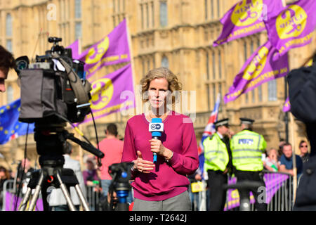 Birgit Maass - Deutsche Welle UK correspondent - Segnalazione su Brexit dal College Green, Westminster, Regno Unito. 29 Marzo 2019 Foto Stock