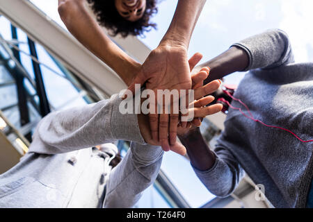 Amici di mani di impilamento, vista dal basso Foto Stock