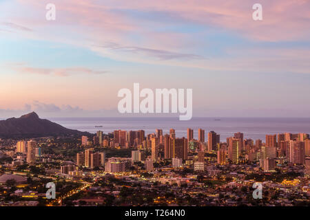 Stati Uniti d'America, Hawaii, Oahu, Puu Ualakaa State Park, vista da Tantalo Lookout a Honolulu e Diamond Head di sunrise Foto Stock