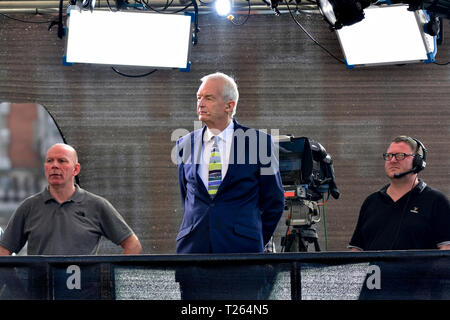 Jon Neve (canale 4 News) in una temporanea studio TV su College Green, Westminster, a coprire la votazione sulla revoca dell'Unione europea ACCORDO, 29 marzo 2019 Foto Stock