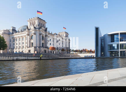 Germania, Berlino, Regierungsviertel, Edificio del Reichstag Paul-Loebe-Haus e al fiume Spree Foto Stock