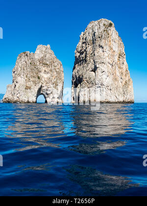 L'Italia, Capri e il golfo di Napoli, Punta di Tragara, Faraglioni Foto Stock