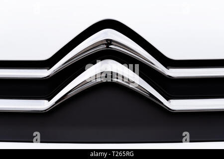 Kielce, Polonia, 16 marzo 2019: nuova Citroen auto emblema in macchina su un grill in close-up. Citroen è un francese famoso produttore automobilistico, parte del P Foto Stock