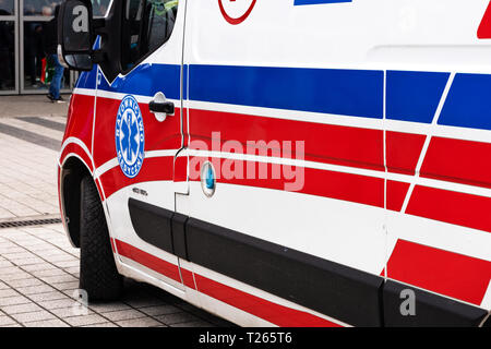 Kielce, Polonia, 16 marzo 2019: Polacco ambulanza servizio medico il veicolo sulla strada di Kielce durante l evento pubblico. Foto Stock