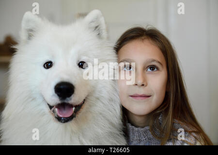 Ritratto di ragazza con il suo cane bianco Foto Stock