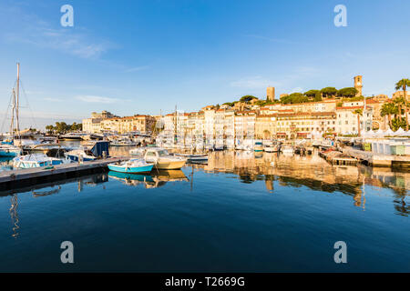 Francia, Provence-Alpes-Côte d'Azur, Cannes, le Suquet, città vecchia, porto dei pescherecci e imbarcazioni Foto Stock