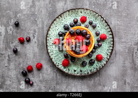 Pancake con mirtilli, lamponi e ribes nero Foto Stock