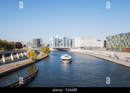 Germania, Berlino, distretto Mitte, la stazione centrale e la moderna architettura al Kapelle-Ufer del fiume Spree vicino Regierungsviertel, vista dalla corona Princ Foto Stock