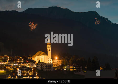 Austria, Tirolo, Lermoos, Ehrwalder Becken, Ehrwald con midsummer fire Foto Stock