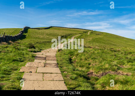 Yorkshire Dales sul paesaggio del The Pennine Way sulla sommità del Pen-y-Ghent tra Halton Gill e Horton in Ribblesdale, North Yorkshire, Inghilterra, Regno Unito Foto Stock