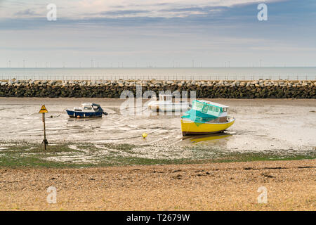 Barche a bassa marea vicino Neptunes braccio in Herne Bay, Kent, England, Regno Unito Foto Stock