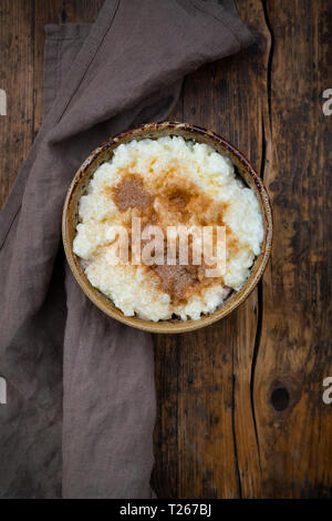 Budino di riso con cannella Foto Stock