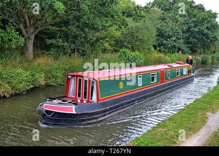 Il Birmingham e Fazeley Canal in esecuzione passato Kingsbury Water Park, North Warwickshire, Inghilterra, Regno Unito Foto Stock