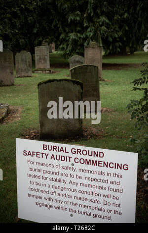 Kelso chiesa cimitero in Scozia. Avviso di un audit della sicurezza (molte delle pietre tombali erano disposti di piatto dopo questo per la sicurezza). Foto Stock