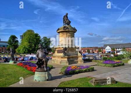 William Shakespeare (centro) e Falstaff (in primo piano) Statue in centro città dei giardini, Stratford-upon-Avon, Warwickshire, Inghilterra, Regno Unito Foto Stock